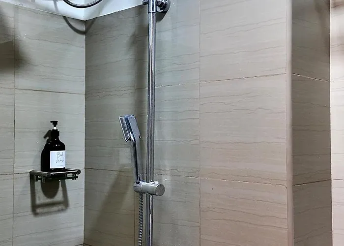 Staycation Near Naia, Moa With Ps4, Netflix & Karaoke *